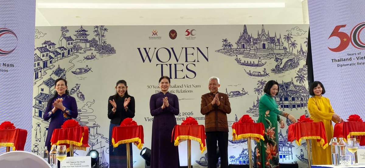 El presidente de la Asamblea Nacional y de la Cámara de Representantes de Tailandia, junto con otros delegados, corta la cinta de inauguración de la exposición. Foto: VNA