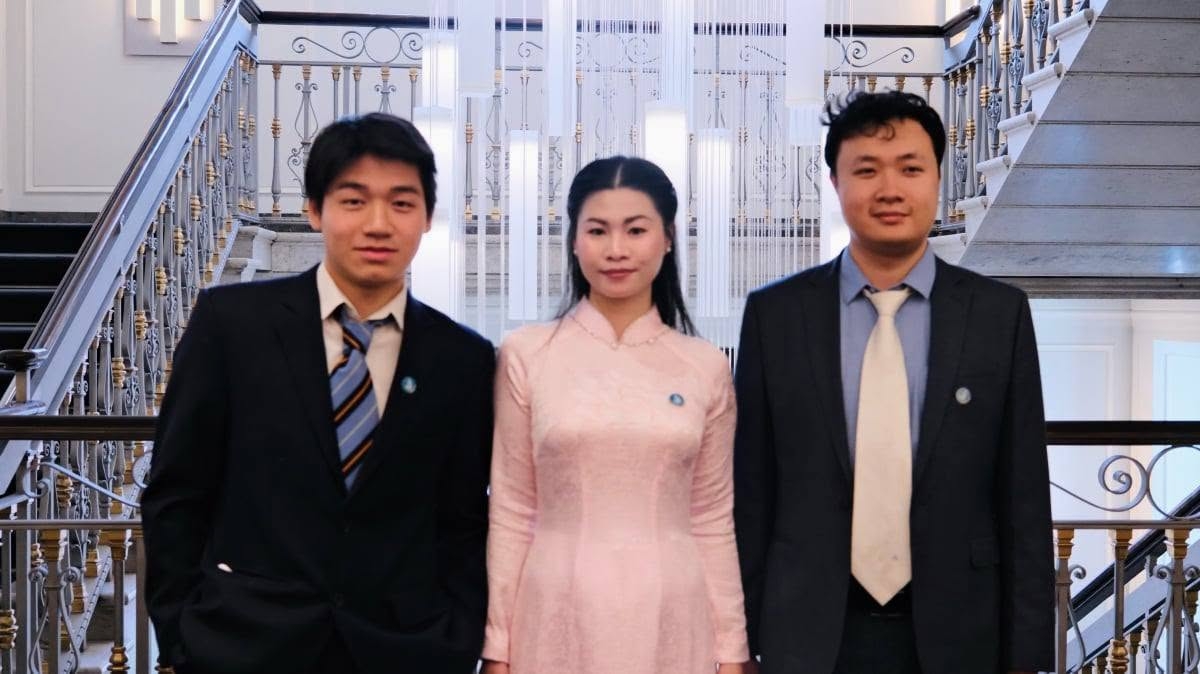 Anh Đào Nguyên Tiến( bên trái) cùng các bạn trong Hội sinh viên Việt Nam tại Italia. Ảnh: NVCC