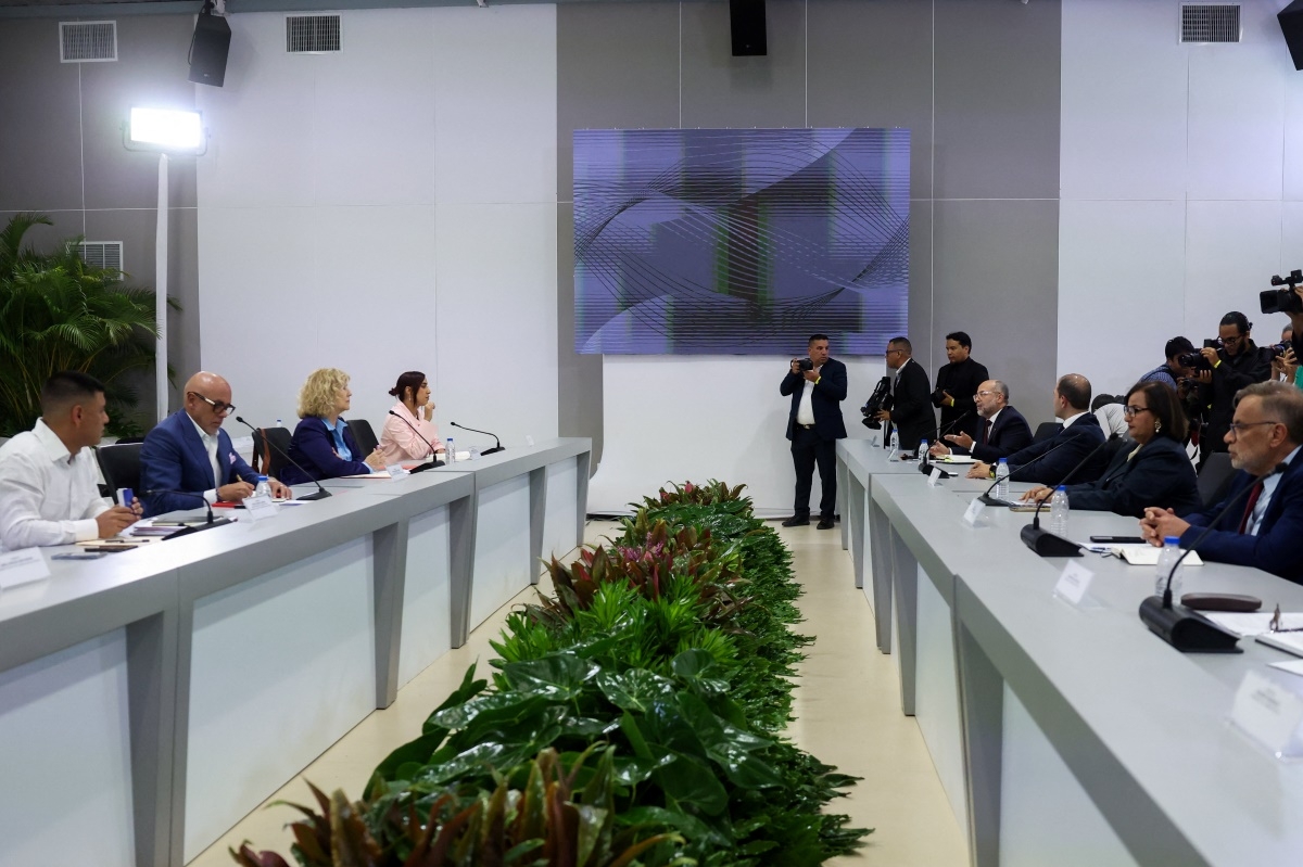 El presidente de la Asamblea Nacional de Venezuela, Jorge Rodríguez, y la ex legisladora opositora Dinorah Figuera asisten a la Reunión de Diálogo Nacional en Caracas, Venezuela, el 6 de agosto de 2026. Foto: REUTERS/Leonardo Fernández Viloria
