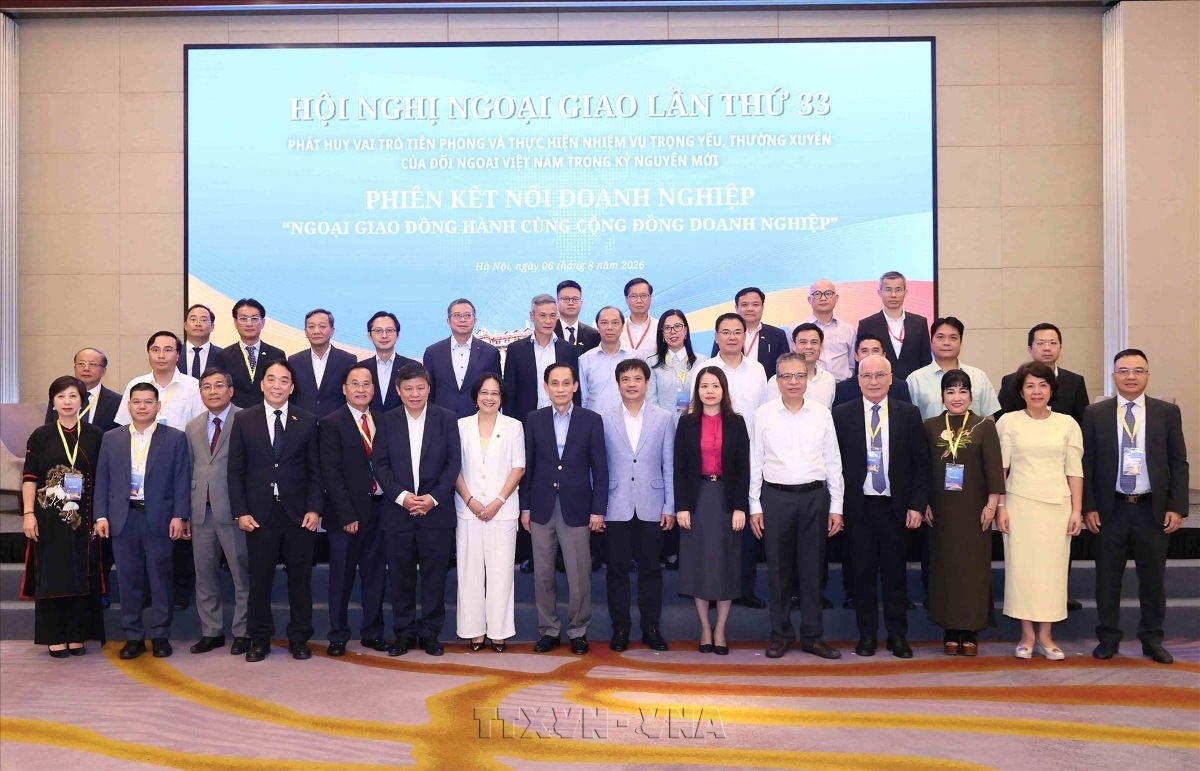 Foreign Minister Le Hoai Trung with delegates at the networking session, Hanoi, August 6, 2026. (Photo: VNA)