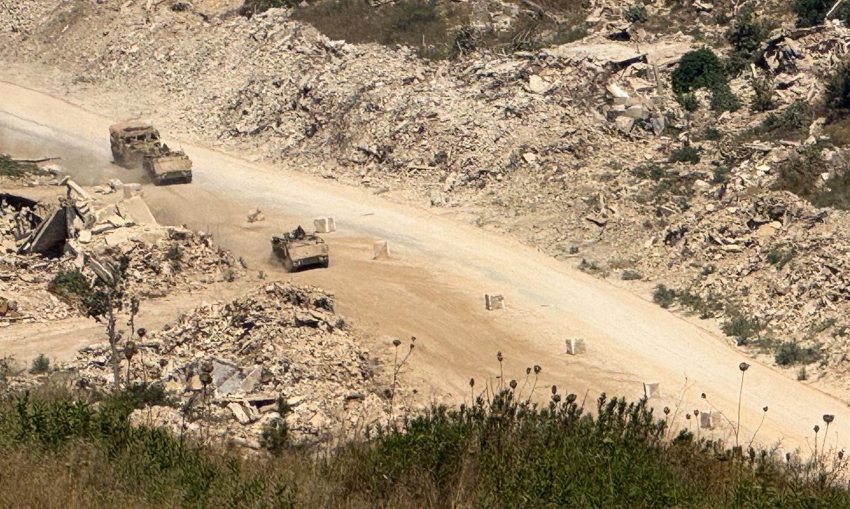 Kendaraan-kendaraan Israel melintas di jalan di Lebanon selatan, terlihat dari sisi Israel di perbatasan Israel-Lebanon di Israel utara, 6 Agustus 2026. Foto: REUTERS/Avi Ohayon