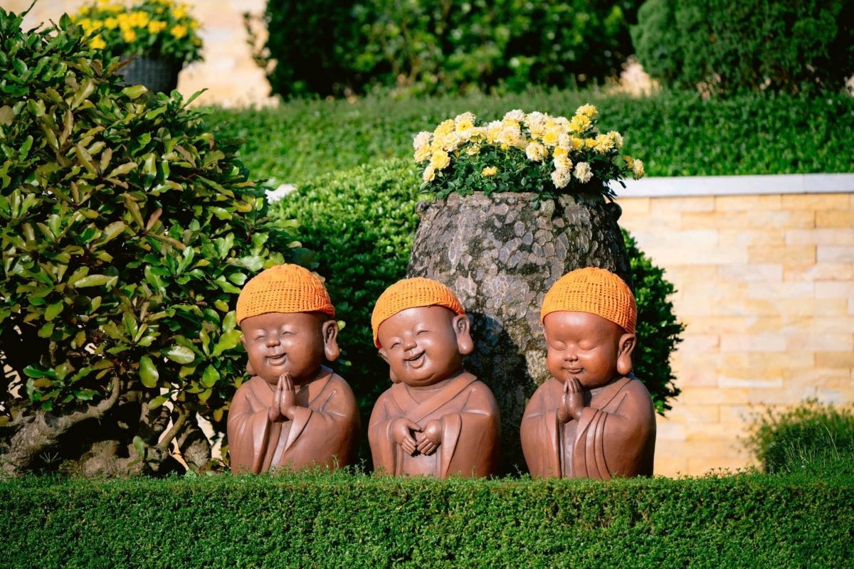 バーデン山山頂に展示された「小坊主」をモチーフにした陶芸作品（写真：Sun World）