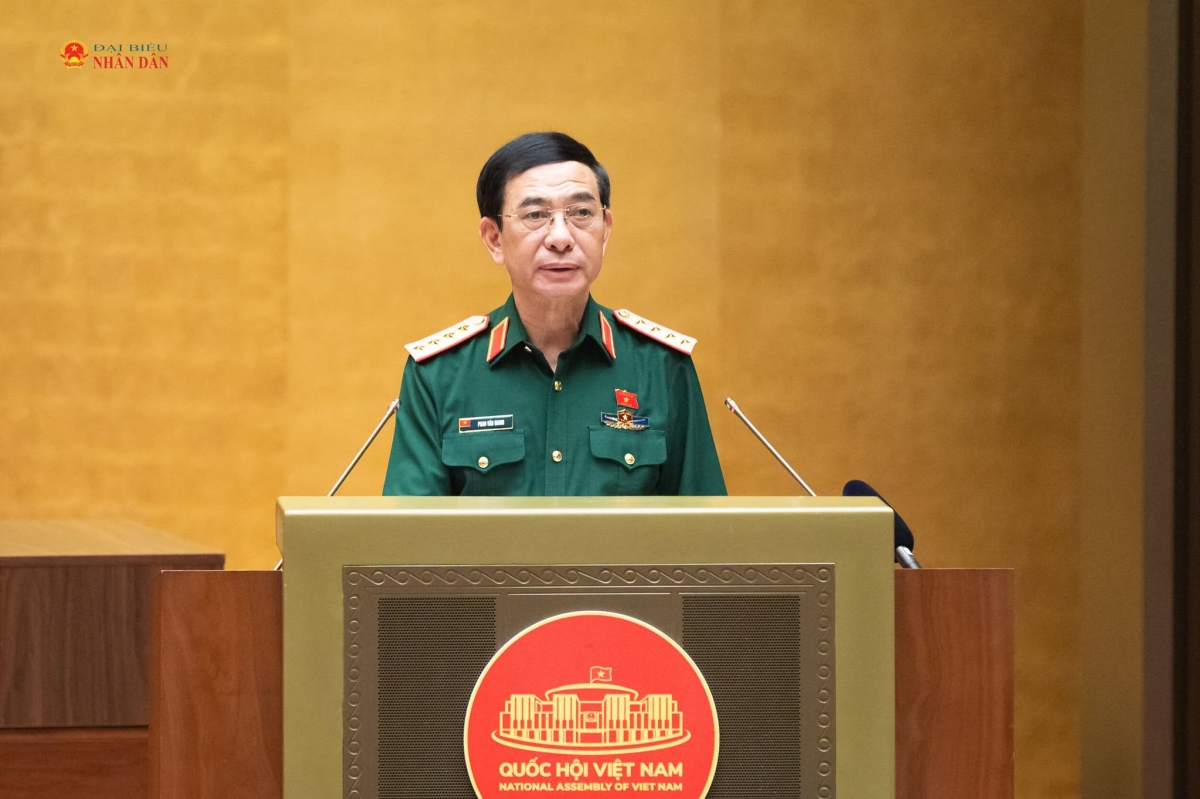 Deputy Prime Minister and Minister of National Defense General Phan Van Giang presents the proposal on the draft law on the Prevention and Combat of the Proliferation of Weapons of Mass Destruction (WMD) to the National Assembly, Hanoi, August 4, 2026. (Photo: Le Tuyet/VOV)