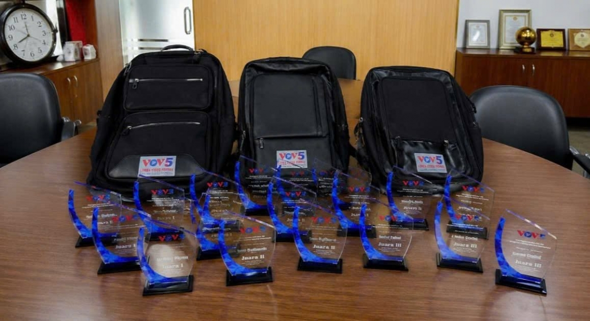 Hadiah untuk pemenang Lomba Membuat Video Klip Pendek "Radio Suara Vietnam dalam Kehidupan Saya"