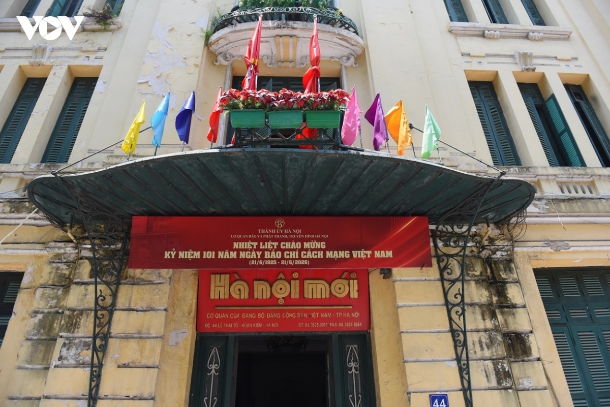Tại trụ sở Cơ quan Báo và Phát thanh, Truyền hình Hà Nội, số 44 Lê Thái Tổ, hai lá cờ rủ được treo phía trên tòa nhà, thể hiện niềm tiếc thương và sự kính trọng đối với cố Chủ tịch Quốc hội Lào Saysomphone Phomvihane.