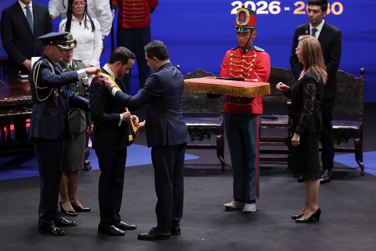 Abelardo de la Espriella, recibe la banda presidencial de manos del presidente del Senado, Honorio Henríquez, en la ceremonia de investidura, en Cali, Colombia, el 7 de agosto de 2026. Foto: REUTERS/Luisa González