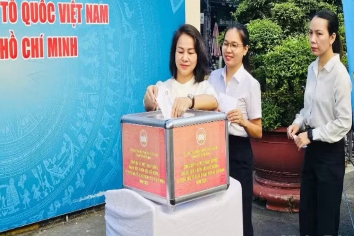 Cán bộ, công chức cơ quan Ủy ban Mặt trận Tổ quốc Việt Nam Thành phố Hồ Chí Minh ủng hộ Quỹ “Vì biển đảo quê hương-Vì tuyến đầu Tổ quốc” sáng 3/8. Ảnh: Báo Nhân dân