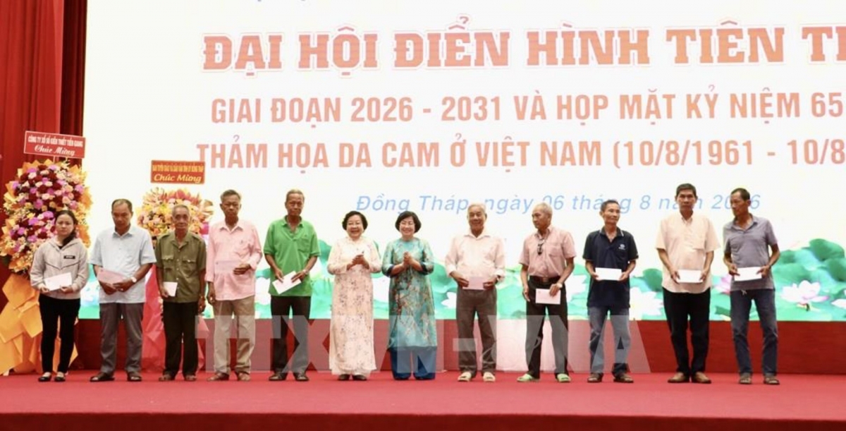Bà Trần Thị Quý Mão, Chủ tịch Hội Nạn nhân chất độc da cam/dioxin tỉnh Đồng Tháp tặng quà khích lệ tinh thần các nạn nhân da cam địa bàn phường Thới Sơn, tỉnh Đồng Tháp. Ảnh: Hồng Nhung/TTXVN