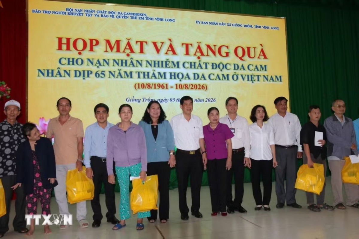 Trao quà cho các nạn nhân chất độc da cam tại xã Giồng Trôm, tỉnh Vĩnh Long. Ảnh: Lê Thúy Hằng/TTXVN