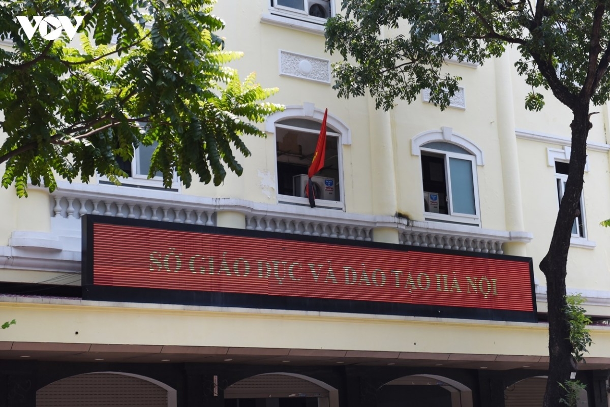 Treo cờ rủ tại Sở Giáo dục và Đào tạo Hà Nội trên phố Quang Trung.