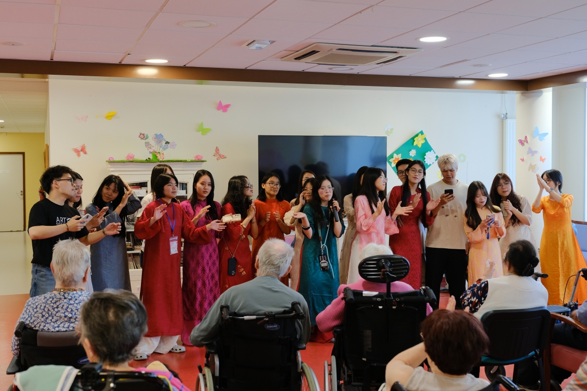 Les membres du projet Toucher Arts ont présenté la culture vietnamienne dans des maisons de retraite, des hôpitaux et des centres pour personnes handicapées en France. Photo: Toucher Arts