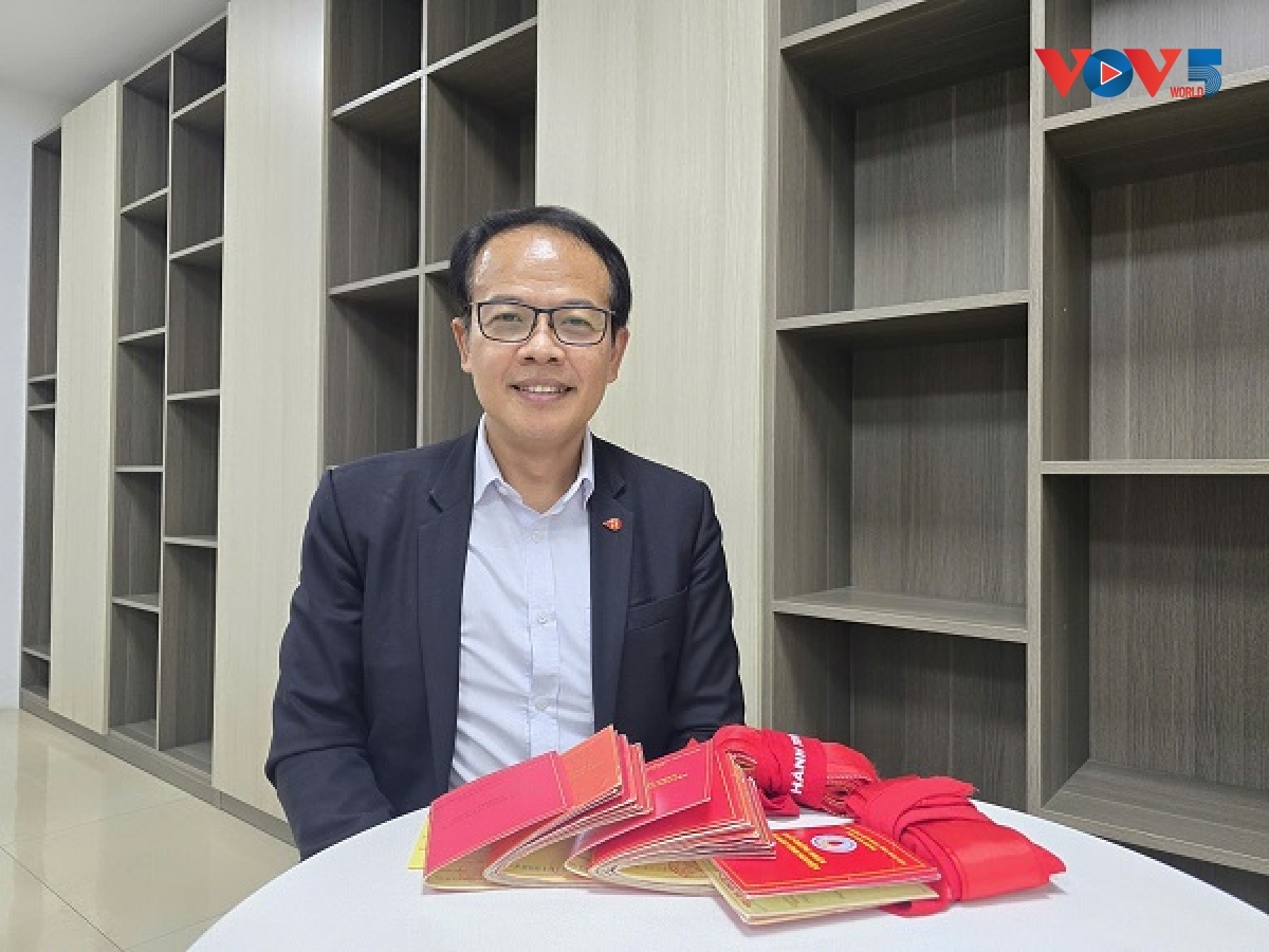  ທ່ານ ຊິໂນຣົດ ເບັນຈະຊະວະກຸນ (Chinoros Benjachavakul) – ດ້ວຍ​ຊື່​ຫວຽດ​ທີ່​ວ່າ ຫງວຽນ​ບາ​ຕີ 