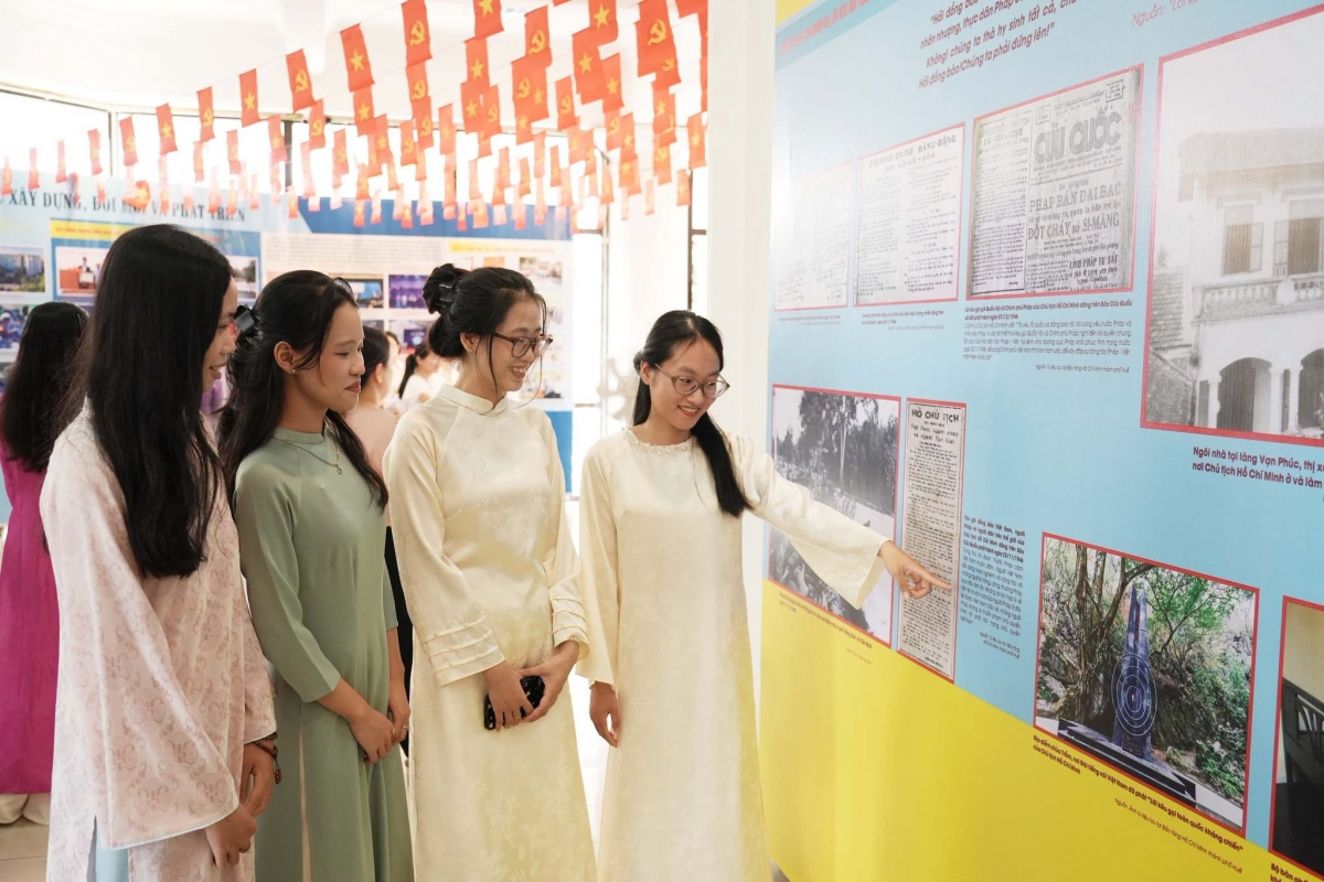 Besucherinnen interessieren sich für die Werke der Ausstellung in Hue. (Foto:congly.vn)