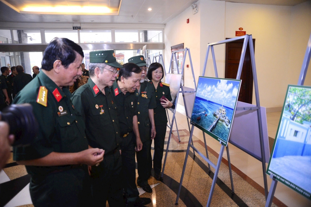 Viele Besucher interessieren sich für Werke der Ausstellung „Heilige Meere und Inseln Vietnams“. (Foto: hanoimoi.com.vn)