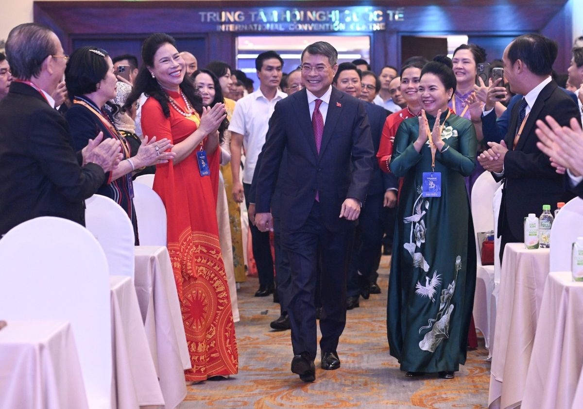 PM Le Minh Hung menghadiri acara peringatan HUT ke-20 berdirinya Asosiasi Usaha Kecil dan Menengah Vietnam sekaligus menerima Bintang Jasa Kerja Kelas Satu (Foto: Lai Hoa/VOV)