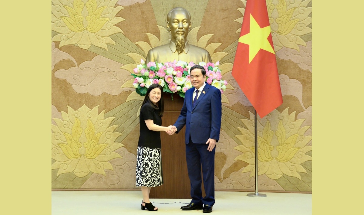 El presidente de la Asamblea Nacional de Vietnam, Tran Thanh Man, y la embajadora estadounidense en Hanói, Jennifer Wicks. Foto: VOV