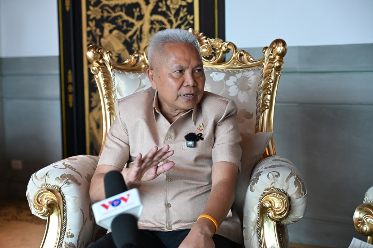 Chủ tịch Quốc hội Thái Lan Sophon Zaram trả lời phỏng vấn của phóng viên Đài TNVN thường trú tại Thái Lan