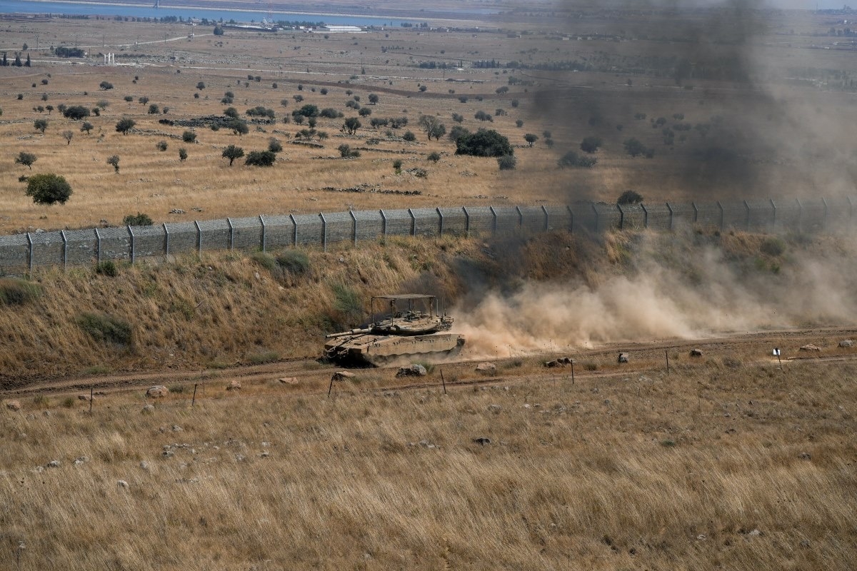 Un char israélien circule le long de la ligne de cessez-le-feu entre le plateau du Golan occupé par Israël et la Syrie, du côté israélien, le 20 août 2026. Photo: REUTERS/Ayal Margolin