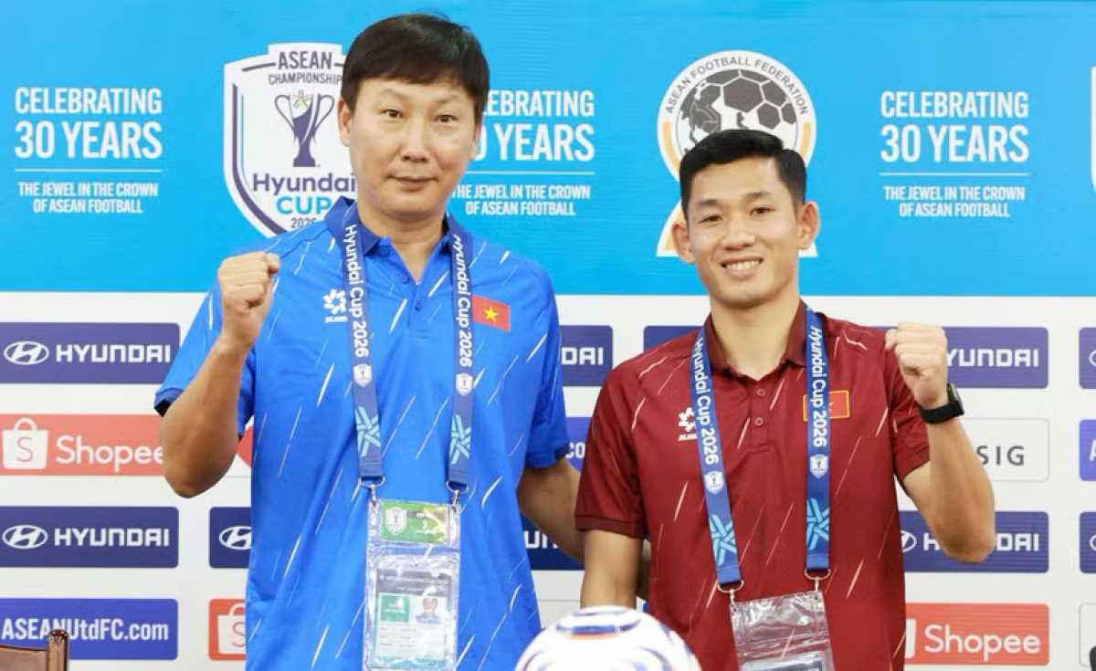 Trainer Kim Sang-sik und Fußballspieler Nguyen Hai Long auf einer Pressekonferenz in Hanoi. (Foto: vietbao.vn)