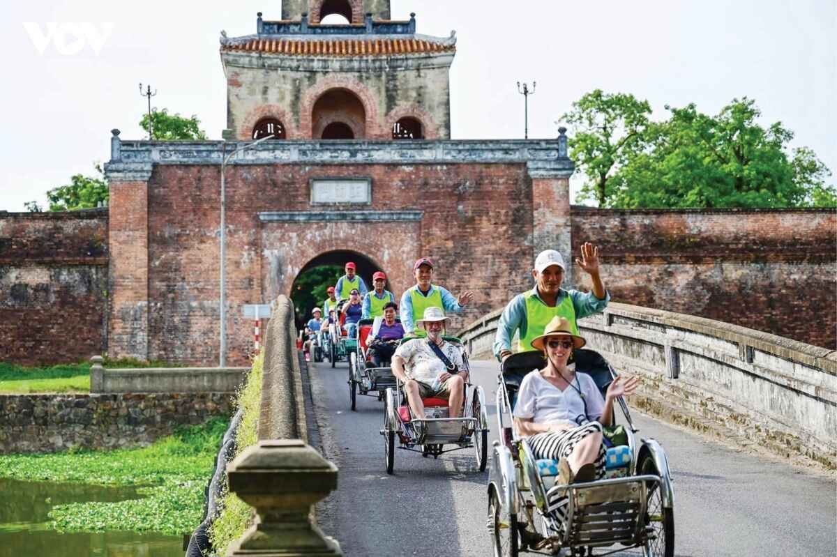 Foreign visitors explore Hue imperial city on the cyclo. (Photo: Le Hieu/VOV)