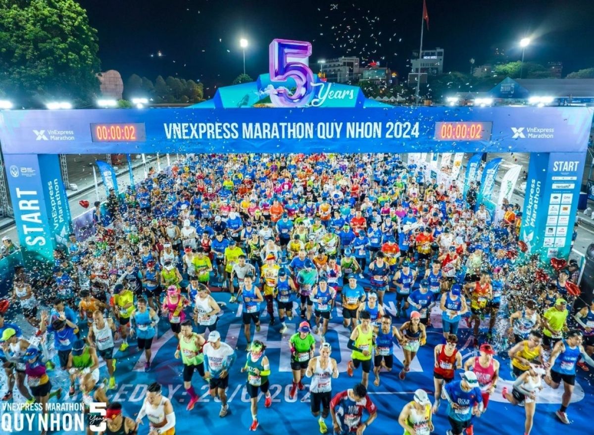 Zahlreiche Menschen nehmen am Marathonlauf Vnexpress Quy Nhon 2024 teil. (Foto: VM)