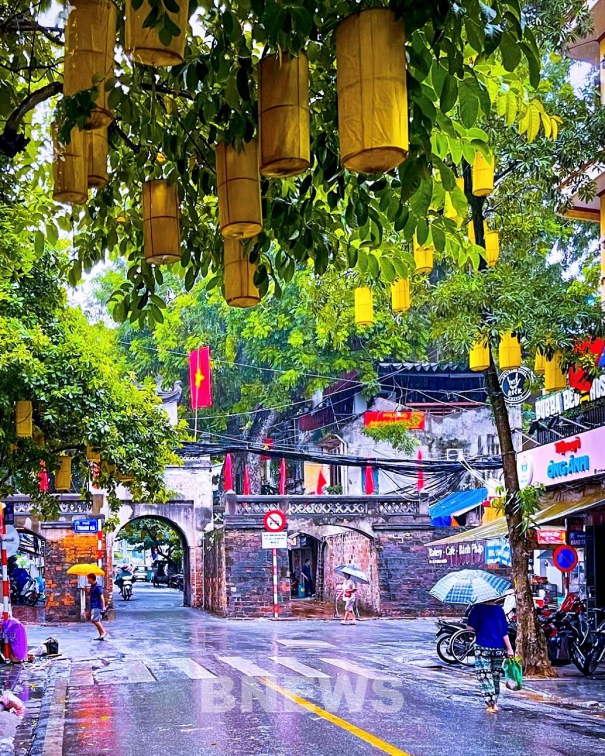En esta época del año, en Hanói, la lluvia llega y se desvanece con igual celeridad, dejando tras de sí, en el cielo y en el corazón humano, una singular y conmovedora emoción. Foto: VNA