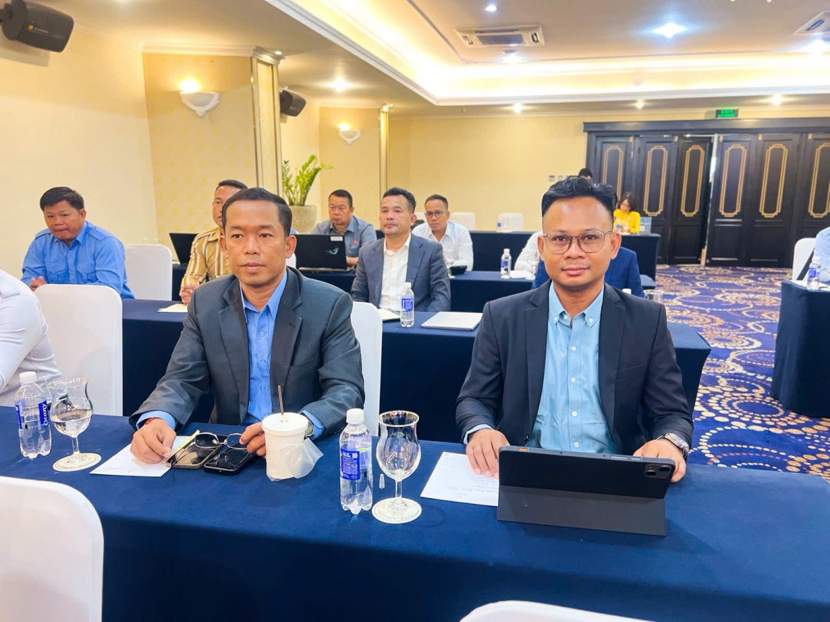 លោក យ៉ាន់ យៀត (ស្តាំ) មកពីខេត្តត្បូងឃ្មុំ និងលោក ផុន សារ៉េត មកពីរាជធានីភ្នំពេញ បានចូលរួមក្នុងវគ្គបណ្តុះបណ្តាលនេះ។