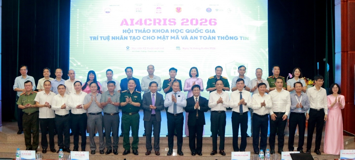 Các đại biểu tham dự Hội thảo chụp ảnh lưu niệm.
