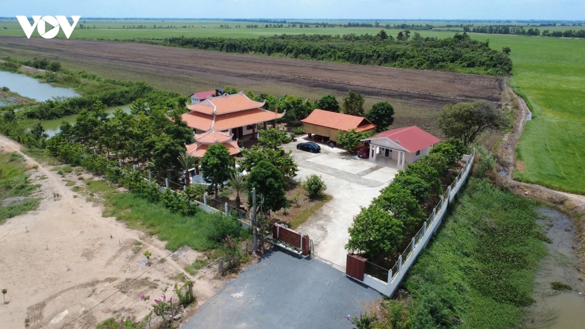 Giữa cánh đồng Đồng Tháp Mười thuộc xã Vĩnh Châu, tỉnh Tây Ninh, Đền tưởng niệm các anh hùng liệt sĩ Trung đoàn 88 hiện lên trang nghiêm giữa màu xanh của ruộng đồng. Ít ai biết nơi yên bình hôm nay từng là chiến địa ác liệt, nơi hơn 300 chiến sĩ đã ngã xuống trong trận đánh ngày 6/2/1970 (mùng 1 Tết Canh Tuất)