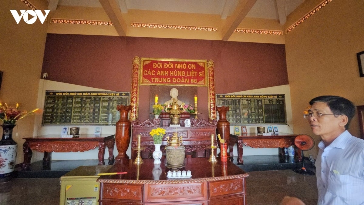 Ông Hồ Văn Dân, nguyên Chủ tịch UBND huyện Tân Hưng, là một trong những người gắn bó nhiều năm với hành trình tìm kiếm hài cốt liệt sĩ Trung đoàn 88. Mỗi lần trở lại nơi này, điều khiến ông day dứt là dù biết còn rất nhiều liệt sỹ nằm lại nhưng không thể tìm hết.