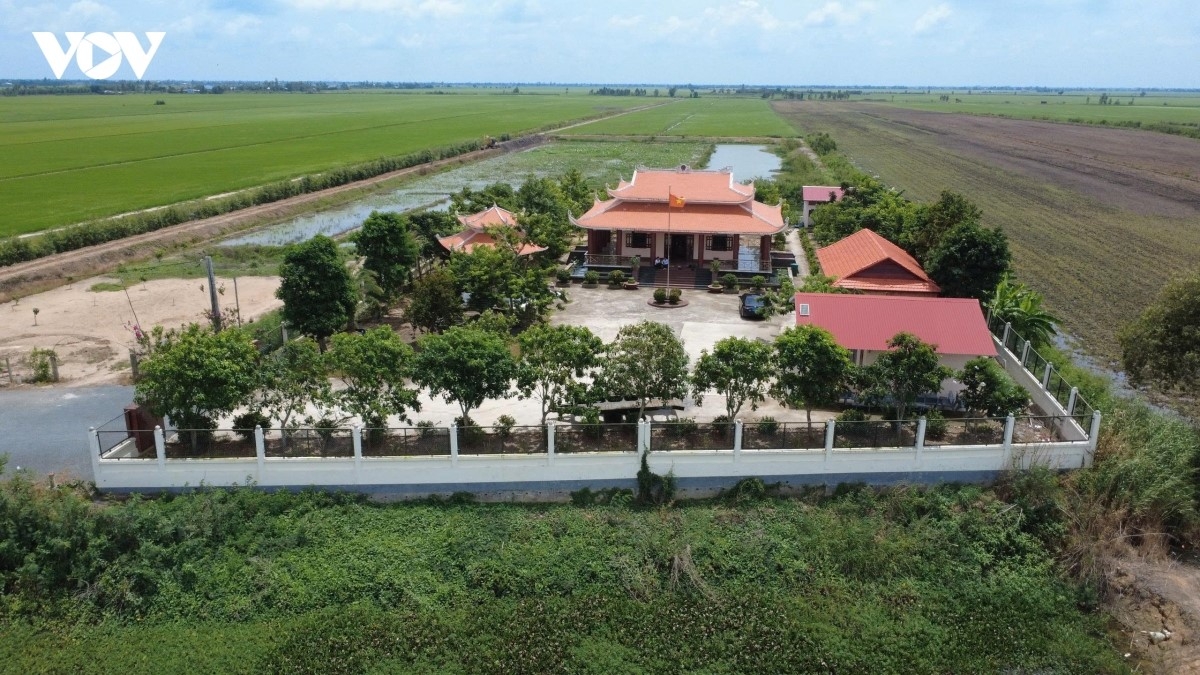 Ông Dân kể: Những năm 2000, khi người dân phá tràm để làm ruộng, nhiều hài cốt liệt sĩ bất ngờ được phát hiện. Từ những tin báo ấy, địa phương đã huy động gần 150 cán bộ, chiến sĩ, dân quân và bộ đội xuống hiện trường để tổ chức các đợt tìm kiếm, quy tập trong điều kiện vô cùng khó khăn.