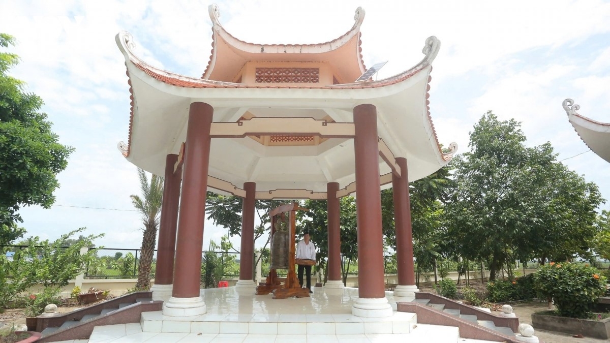 Từ một miếu thờ tạm bợ giữa cánh đồng, Khu tưởng niệm Trung đoàn 88 được xây dựng bằng sự chung tay của người dân địa phương, cựu chiến binh và những người luôn đau đáu với việc tri ân đồng đội. Nền đất thấp được đắp cao, cây xanh được trồng, từng hạng mục dần hình thành qua nhiều năm.