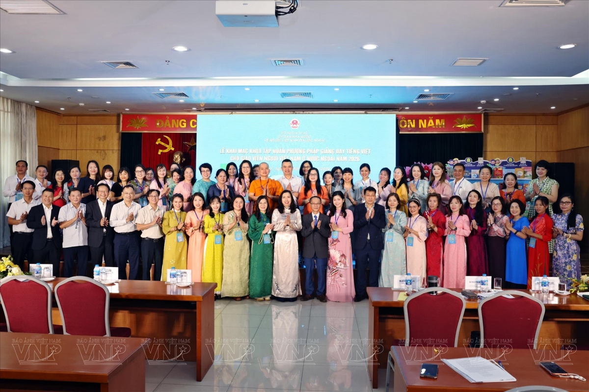  Các đại biểu, học viên tham dự Lễ khai giảng lớp tập huấn tiếng Việt cho giáo viên kiều bào chụp ảnh lưu niệm. Ảnh: Công Đạt