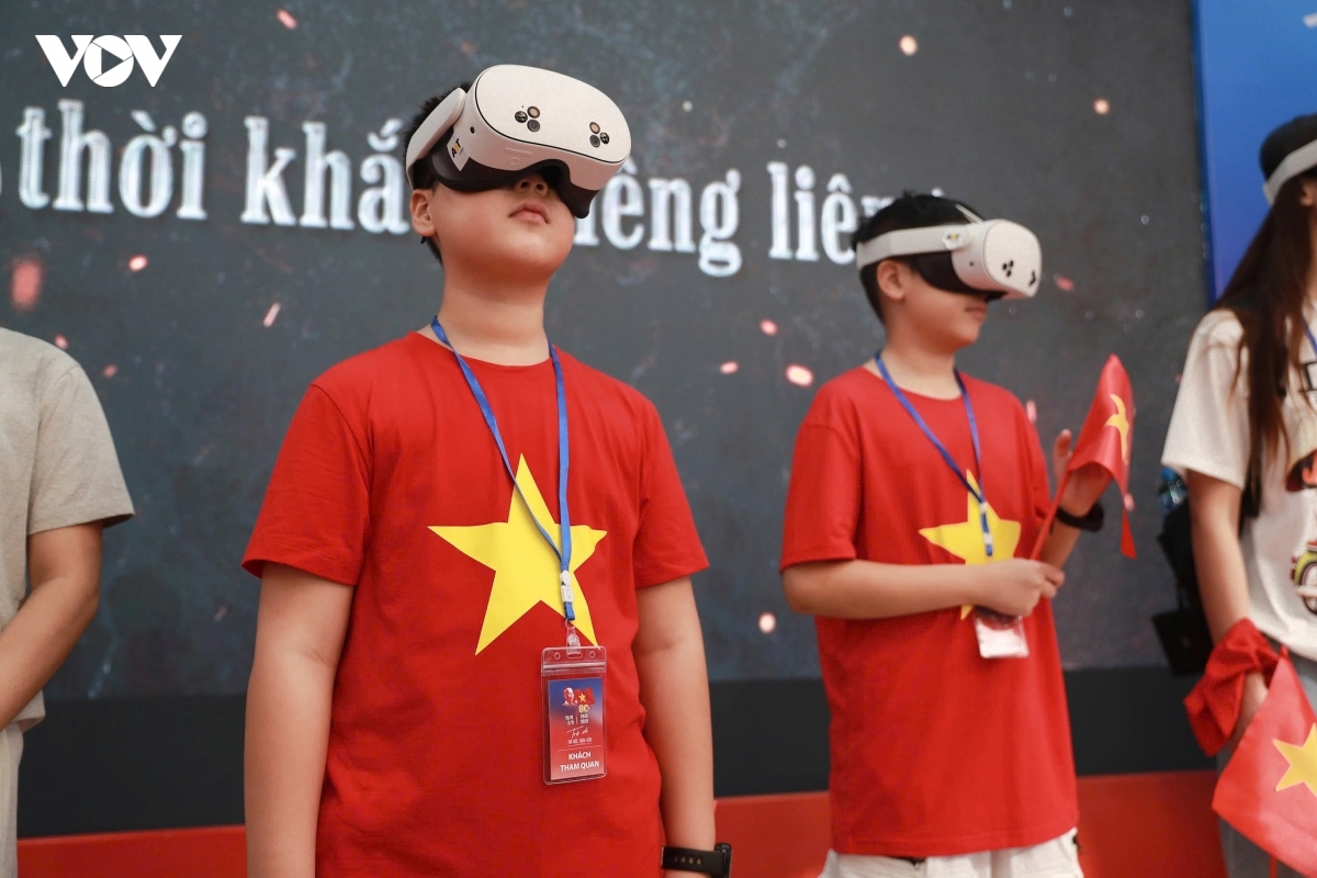 VR技術で「時空を超える」体験を楽しむ来場者 写真:VOV