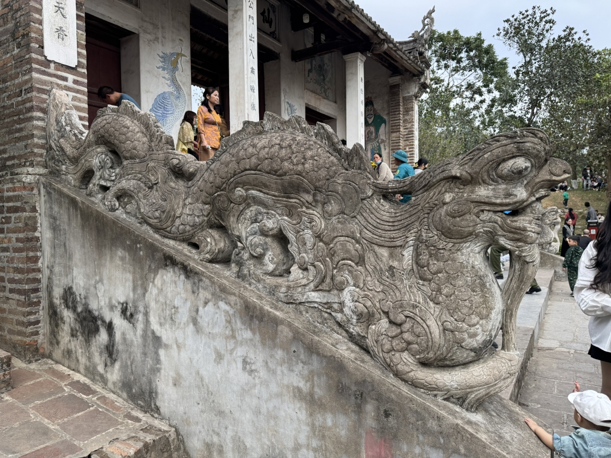 Rồng đá (bên trái) thành bậc đền Thượng ở Khu di tích Cổ Loa (Đông Anh, Hà Nội) có niên đại năm 1732 (thời Lê Trung Hưng), được công nhận là Bảo vật quốc gia năm 2024