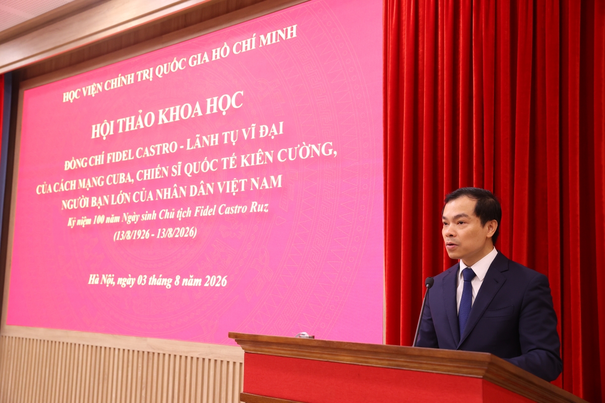 El profesor asociado y doctor Nguyen Manh Hung, subdirector de la Academia Nacional de Política Ho Chi Minh, interviene durante el seminario. Foto: VOV.