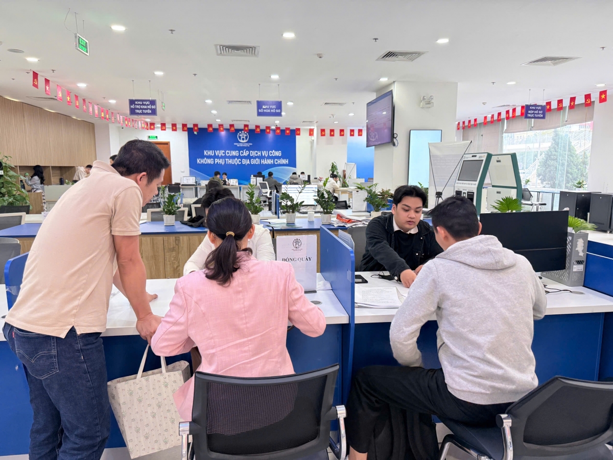Los ciudadanos pueden realizar trámites administrativos en las oficinas de servicios públicos, independientemente de los límites administrativos. Foto: Kim Lieu/VOV5