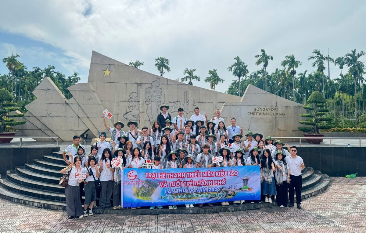 Các thanh thiếu niên kiều bào chụp ảnh kỷ niệm tại Khu di tích lịch sử Quốc gia Ngã ba Giồng. Ảnh: Ban Tổ chức.