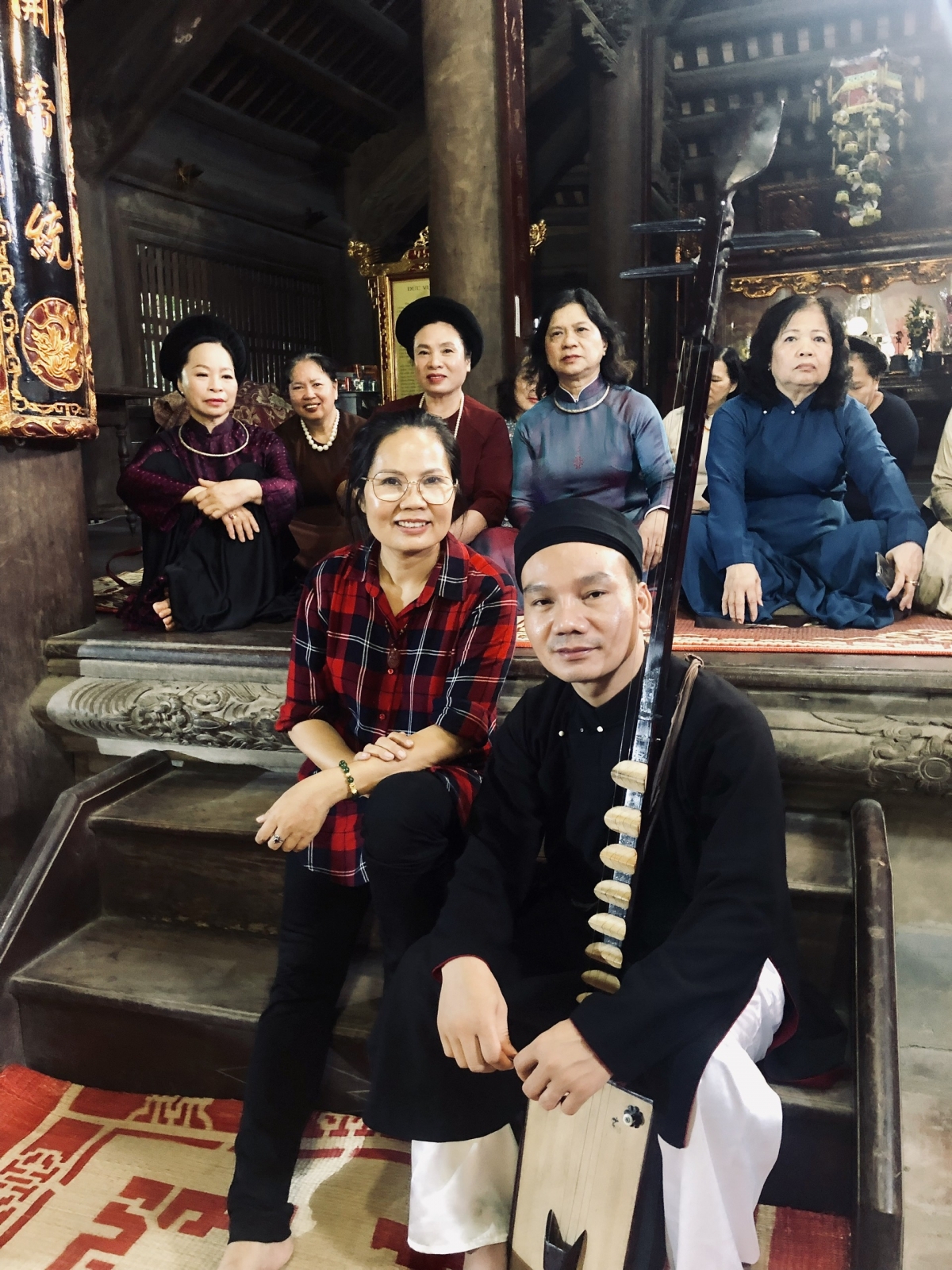 Director Viet Huong and artists participating in the film reenactment (Photo: Le Viet Huong)