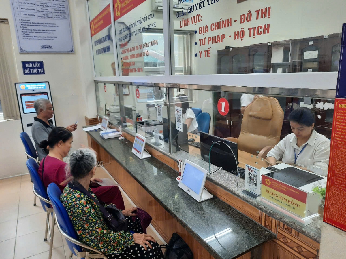 Gracias al Portal Nacional de Servicios Públicos y a las aplicaciones en línea, personas de todas las edades, incluidos los adultos mayores, se han adaptado con facilidad al nuevo esquema administrativo. Foto: Kim Lieu/VOV5