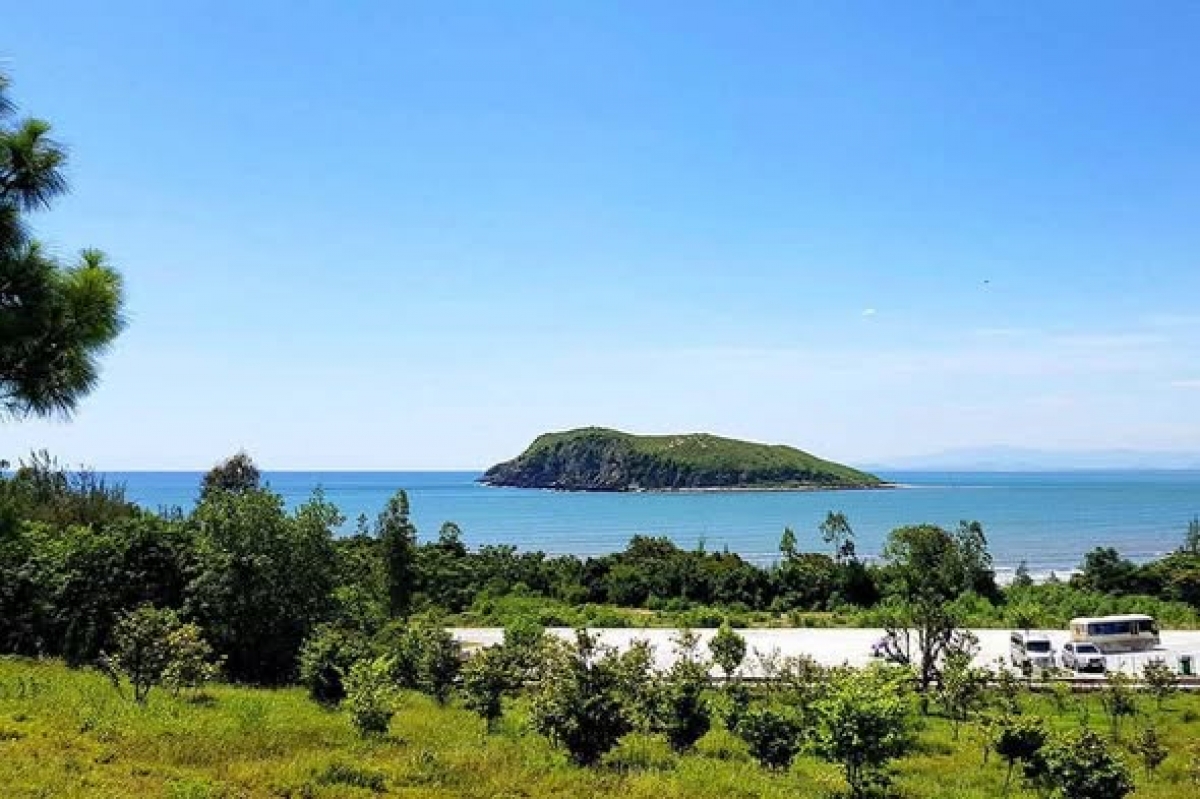 Từ mộ Đại tướng Võ Nguyên Giáp nhìn ra Biển Đông. Ảnh quangbinhtravel online.