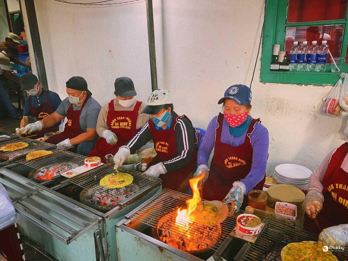 사진: 바인짱느엉 지 딘(Bánh tráng nướng Dì Đinh)