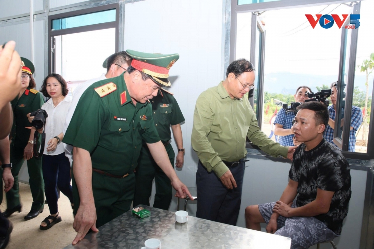 El secretario del Comité Partidista de Lai Chau y las fuerzas movilizadas visitan a los residentes locales beneficiarios del programa. Foto: Khac Kien/VOV 