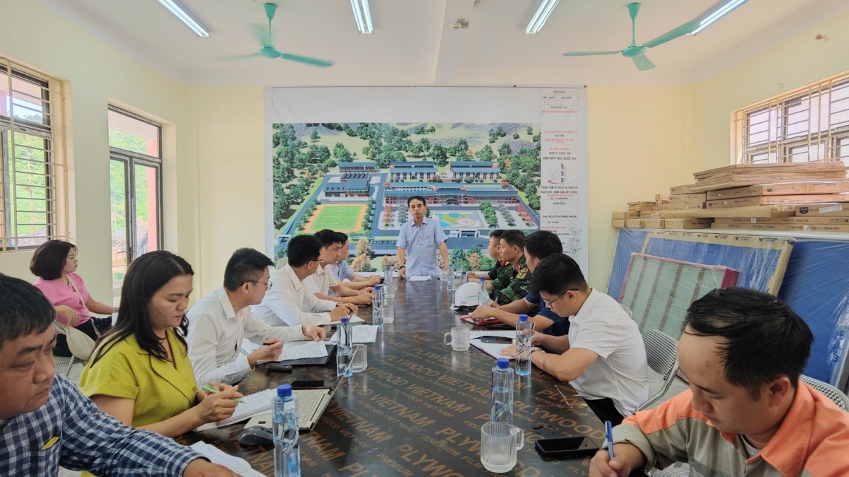 Nguyen Minh Tien, Vice Chairman of the Son La Provincial People's Committee, at a meeting with construction contractors (Photo: VOV-Tay Bac)