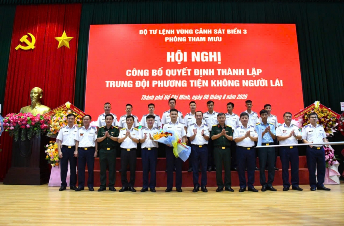 Commander of Coast Guard Region 3 presents flowers to congratulate the newly established unmanned vehicle platoon (Photo: VOV correspondent in Ho Chi Minh City)