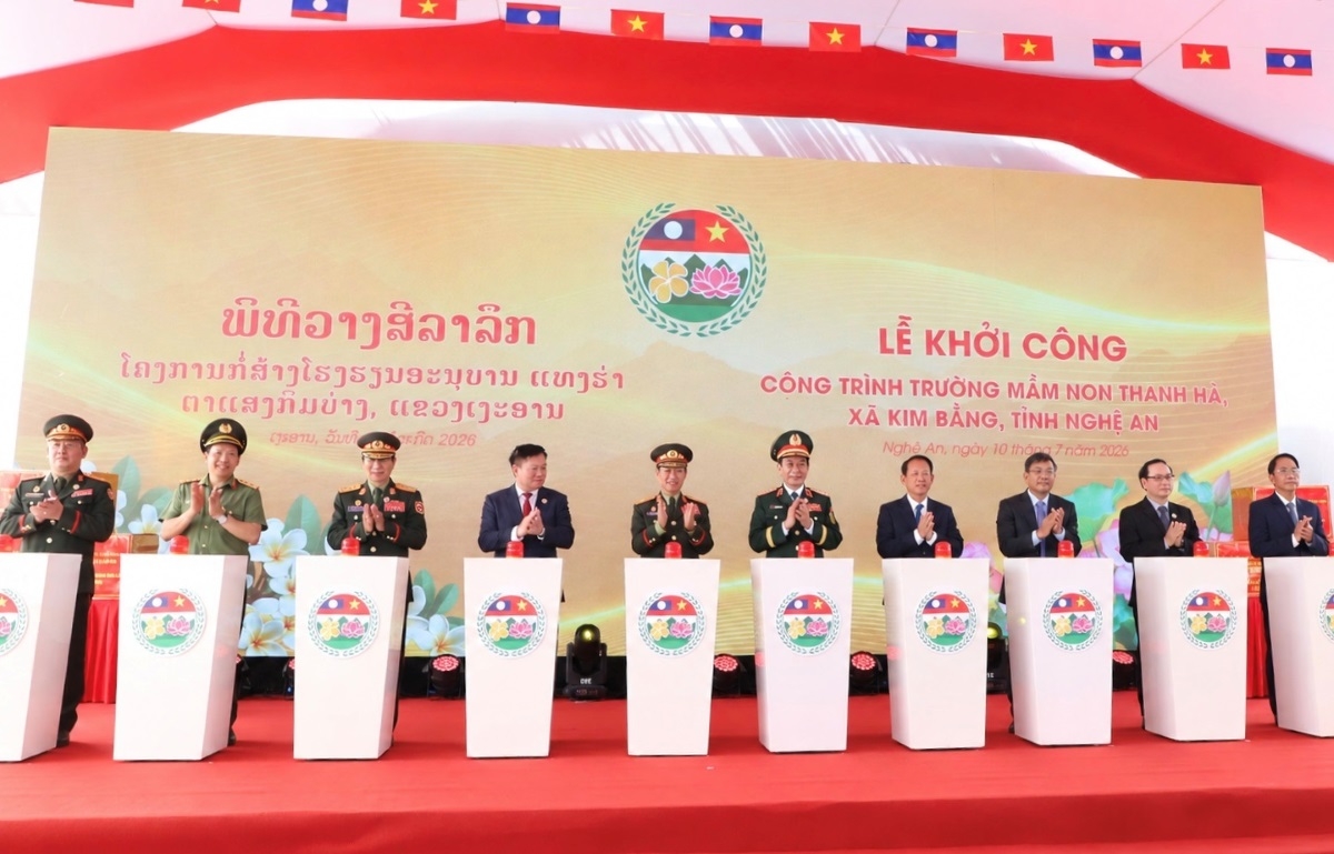 Para delegasi menghadiri upacara peletakan batu pertama Taman Kanak-kanak Thanh Ha di Kecamatan Kim Bang, Provinsi Nghe An. Foto: Le Phuong/VOV5