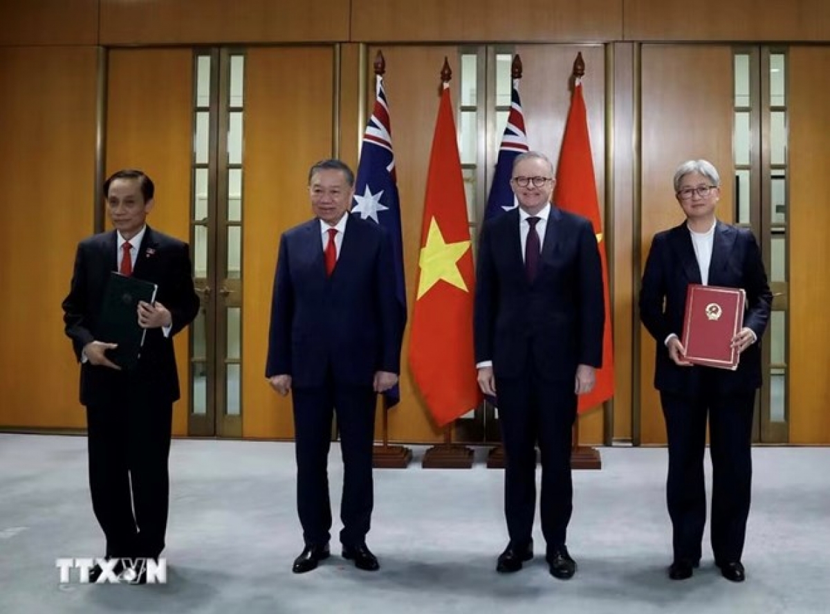 Tổng Bí thư, Chủ tịch nước Tô Lâm và Thủ tướng Australia Anthony Albanese chứng kiến trao văn kiện hợp tác giữa hai nước. Ảnh: TTXVN
