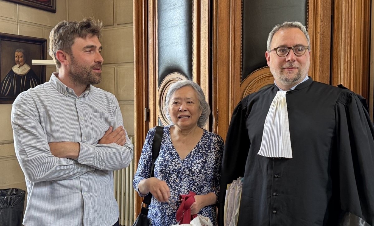 Bà Trần Tố Nga và các luật sư của mình. Ảnh: Anh Tuấn/VOV-Paris
