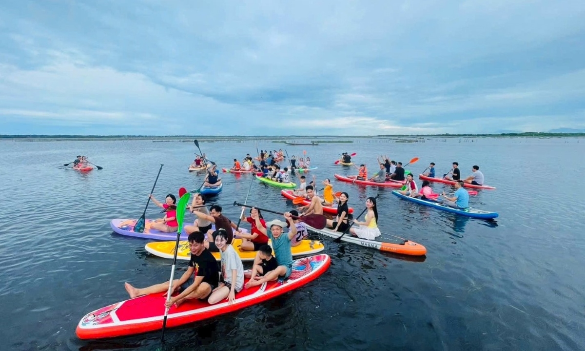 Wisatawan dengan senang mendayung paddleboard (SUP) di laguna Tam Giang. Foto: Le Chi/VOV5