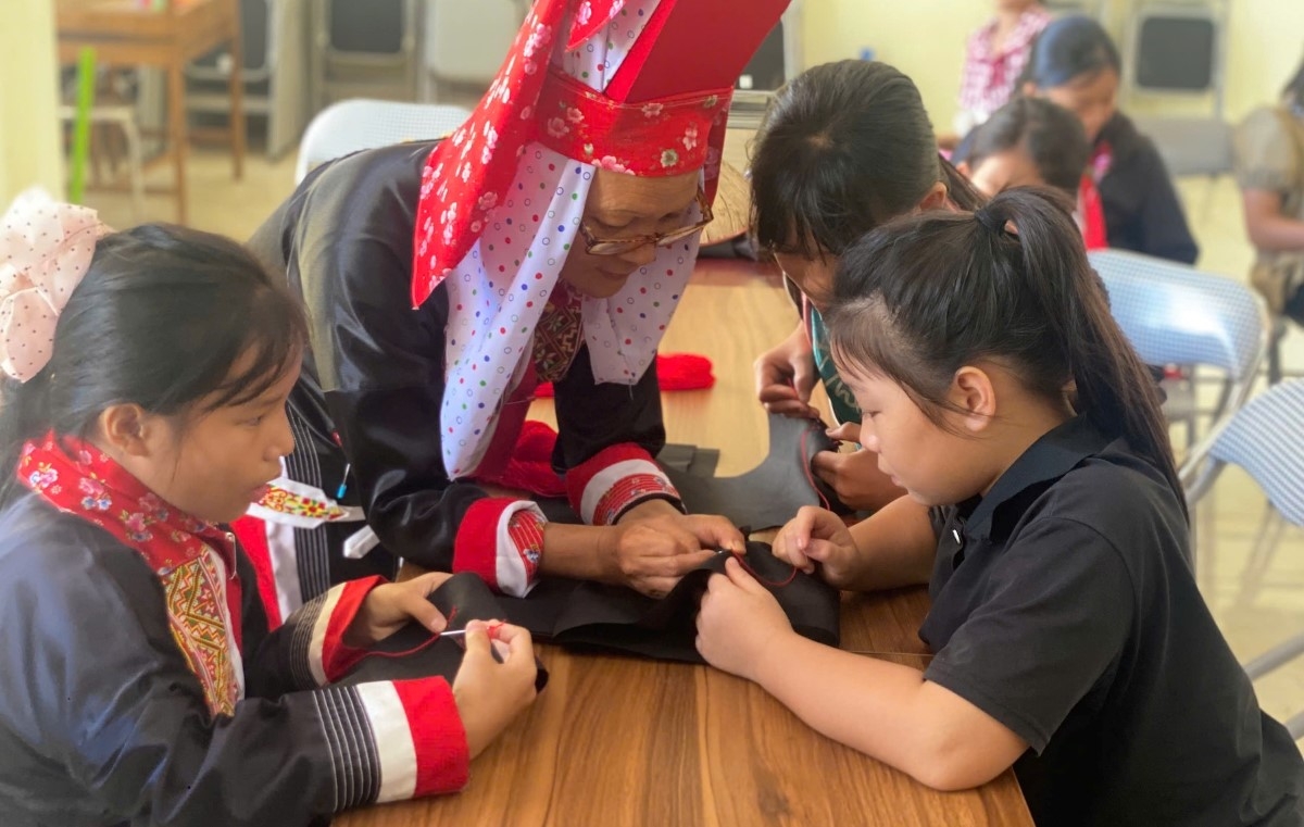 Children in Hoanh Mo commune learn sewing and embroidery. (Photo: collaborator La Nhung/VOV-Northeast)